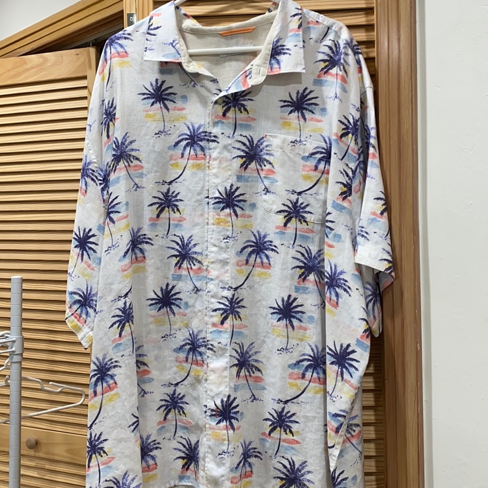 Tommy Bahama 100% linen short sleeve Hawaiian shirt